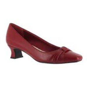 NEW EASY STREET WAIVE WOMEN'S RED FAUX LEATHER‎ LOW KITTEN HEEL PUMPS 5M